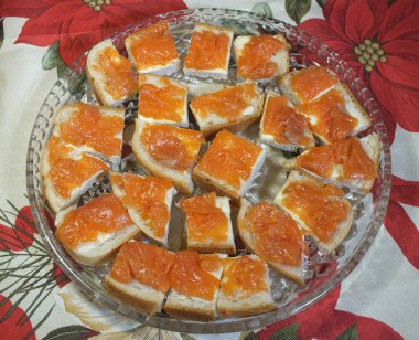 Somon, beyaz ekmek ve tereyağlı sandviçler..