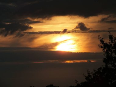 gün batımında Siyah bulutlar.