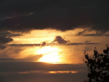 gün batımında Siyah bulutlar.