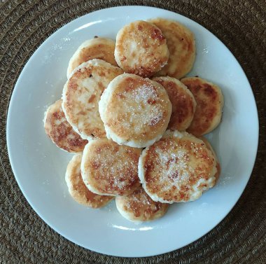 Süzme peynirden yapılmış klasik kızarmış peynirli kekler..