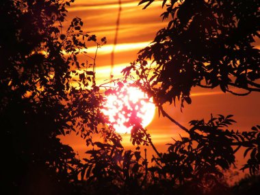 Riga 'nın küçük bölgesinde güneş batarken.