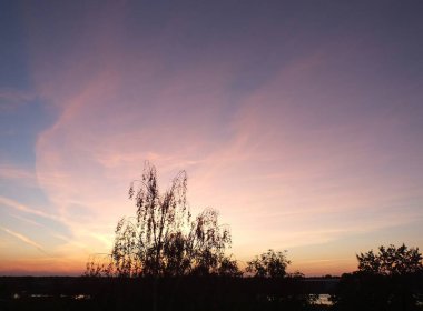 günbatımı pembe bulutlara.