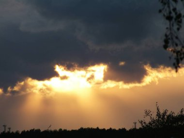 Arkaplan ışıklı yağmur bulutları.