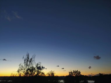 Riga 'nın küçük bölgesinde meteorolojik sonbahar.