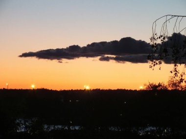 Baltık 'ta gün batımında kara bulut.