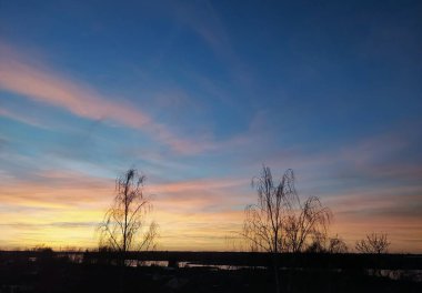 Riga Bullupe nehrinin üzerinde gün batımı.