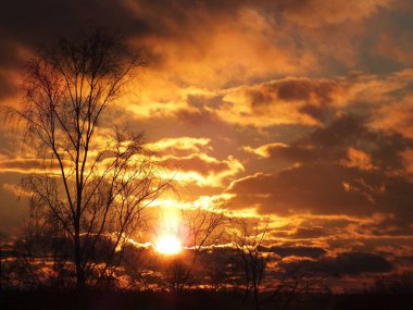Aralık gün batımında Bolderaja 'nın Riga ilçesindeki ısınma zeminine karşı.