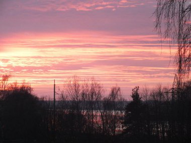 Riga 'nın Bolderaja bölgesinde kış günbatımı.