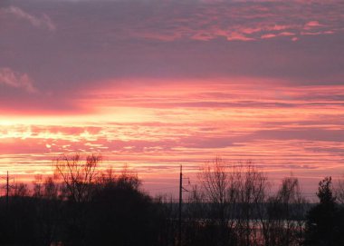 Riga 'nın Bolderaja bölgesinde kış günbatımı.