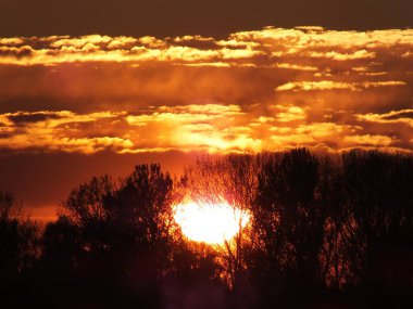 Riga 'nın Bolderaja bölgesinde yüksek güneş aktivitesi.