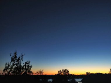 Riga 'nın Bolderaja bölgesinde akşam gökyüzü.