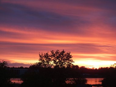 Bolderaja 'nın Riga ilçesinde Daugava ağzında gün batımı..