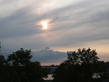Bolderaja 'nın Riga ilçesinde Daugava ağzında gün batımı..