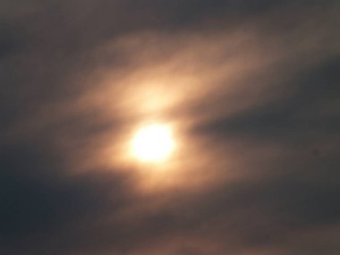 Bolderaja 'nın Riga ilçesinde Daugava ağzında gün batımı..