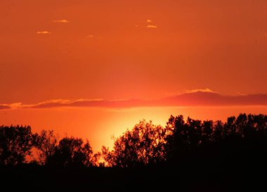 Riga 'nın Bolderaja bölgesindeki sıcak havada gün batımı.
