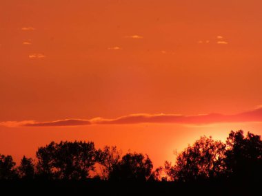 Riga 'nın Bolderaja bölgesindeki sıcak havada gün batımı.