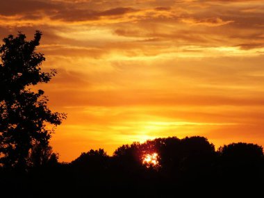 Bolderaja 'nın Riga ilçesinde Daugava ağzında gün batımı..