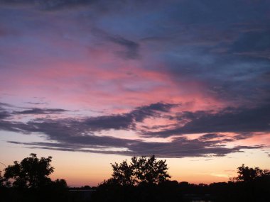 Riga 'nın Bolderaja bölgesinde gün batımında bulutlar.