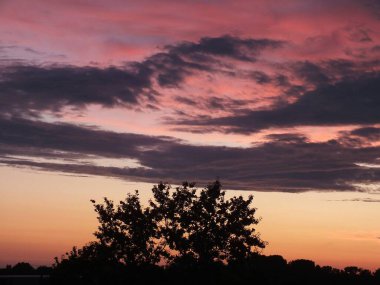 Riga 'nın Bolderaja bölgesinde gün batımında bulutlar.