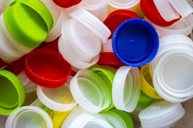 Plastik şişe kapakları. Plastik atık ve geri dönüşüm.
