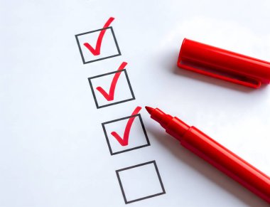 Beyaz Kağıt Arkaplanındaki Kırmızı İşaretleyici Tamamlanmış Kontrol Listesi