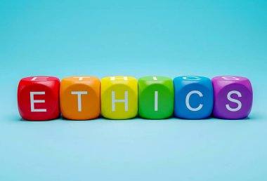 ETHICS kelimesi açık mavi arkaplanda parlak ahşap küplere yazılmıştır..