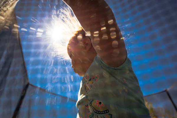 Cabelo Menina Eletrificada Whos Pulando Trampolim — Fotografia de Stock