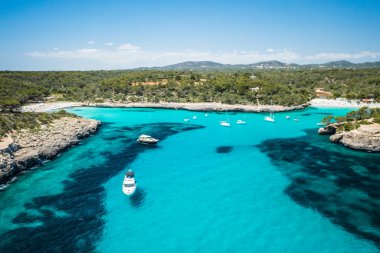 Mallorca 'daki huzur hangarında mavi su. 