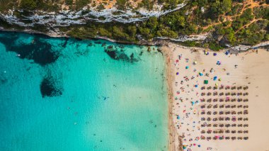 Deniz manzaralı, kumlu bir sahil.. 