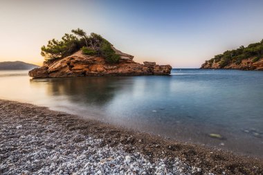 Yumuşak su ve küçük ada.