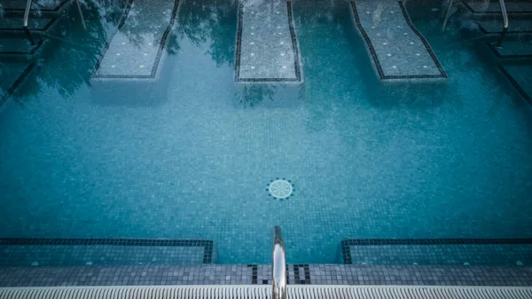 Rahatlama Bölgesi Olan Bir Otelde Yüzme Havuzu — Stok fotoğraf
