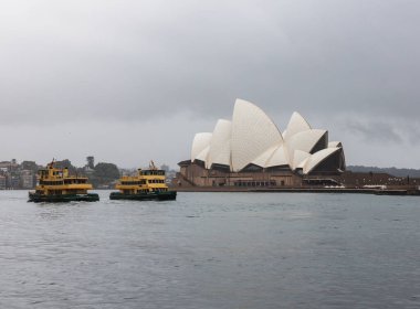 Sydney Opera Binası ve teknesi