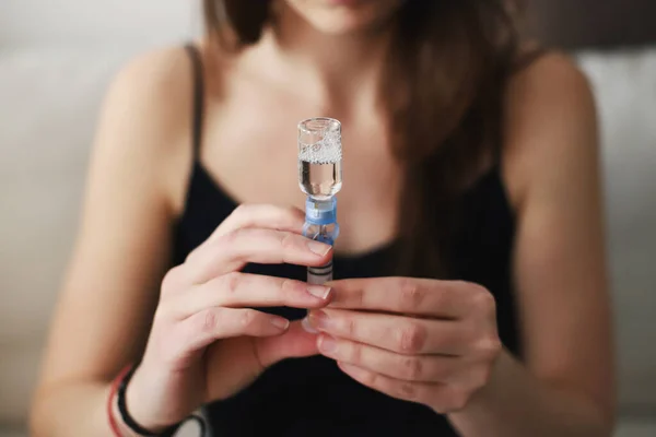 Vrouw Die Het Reservoir Van Haar Insulinepomp Vult Met Insuline — Stockfoto