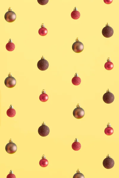 Εορταστικό Μοτίβο Από Γυαλιστερά Μπιχλιμπίδια Παστέλ Κίτρινο Φόντο Πρωτοχρονιά Και — Φωτογραφία Αρχείου