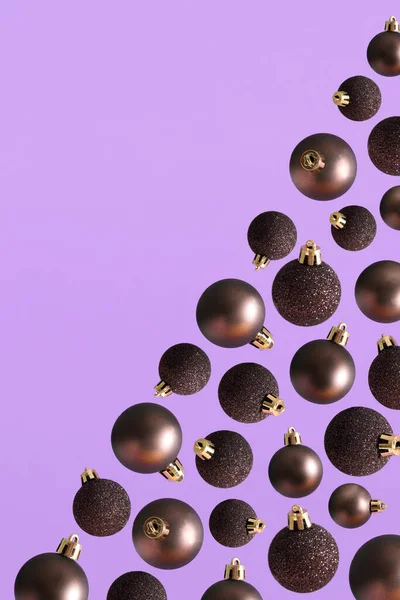Творческий Диагональный Узор Рождественских Безделушек Ярко Фиолетовом Фоне Минимальная Новогодняя — стоковое фото