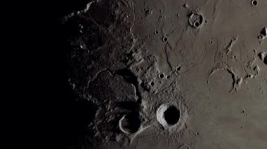 Ayın Üzerinde Güzel Gün Batımının Gerçekçi Animasyonu. Kraterlerle Ay yüzeyinin yakın görüntüsü. Ay manzarasının makro görüntüsü. NASA görüntüleriyle yapılan animasyon.
