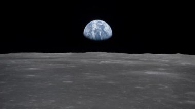Ay yüzeyinden Dünya 'ya bak. Ufuk 'ta Dünya varken Ay' ın üzerinde uçmak. NASA görüntüleriyle yapılan animasyon.