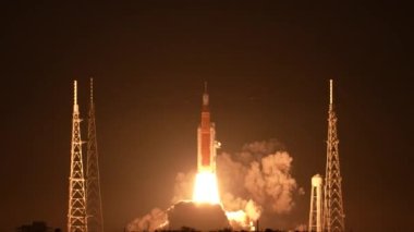 Uzay gemisiyle bir uzay roketi fırlatılıyor. Yakın çekim görüntüsü. NASA Resimleri ile Uzay Keşfi Görevi Konsepti.