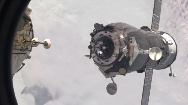 接続と転送のための宇宙ステーションに近づく宇宙飛行士との宇宙船のクローズアップ Nasaによる宇宙探査アニメーション — ストック動画