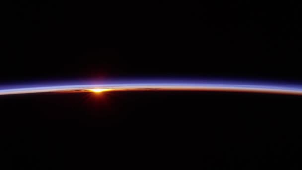 地球上の日の出のスペースビュー 宇宙で地球上を飛行するタイムラプス Nasaの画像で作られた宇宙探査コンセプト — ストック動画