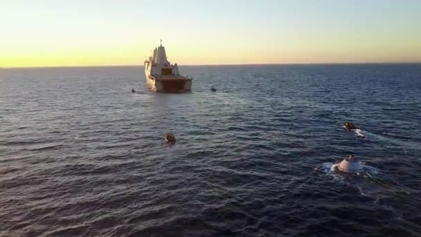 Big Ship Transportiert Eine Raumkapsel Die Bei Sonnenuntergang Ozean Landete — Stockvideo