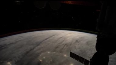 Güneş panellerinin konumunu değiştirirken, uzay istasyonu Dünya 'nın yörüngesinde dönüyor. Uzayda Bir Uzay Aracının Yakın Çekimi. NASA Resimleri ile Uzay Keşfi Konsepti.