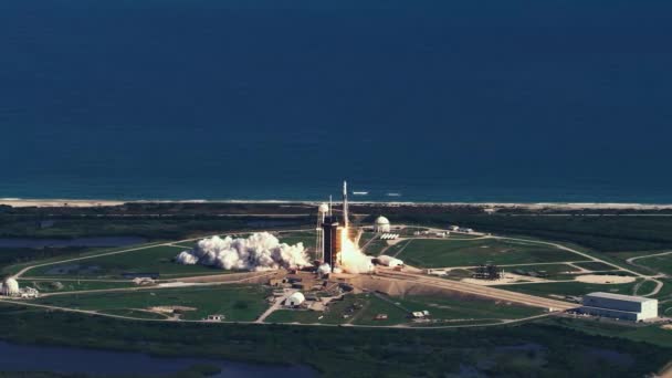 宇宙船を運ぶ宇宙ロケットの昼間打ち上げ クローズアップビュー Nasaの画像で作られた宇宙探査ミッションコンセプト — ストック動画