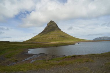 İzlanda 'daki Kirkjufell Dağı körfezin üzerinde yükseliyor.