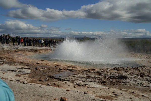 アイスランドの偉大な間欠泉が吹いて — ストック写真