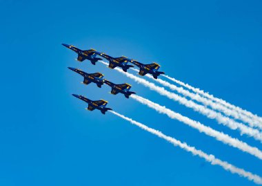 San Francisco, ABD, 8 Ekim 2023, Mavi Melekler San Francisco körfezi üzerindeki donanma filosunda sergileniyor.