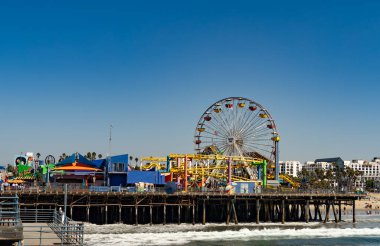 Santa Monica 'da gün ışığı, iskele ve eğlence fuarı