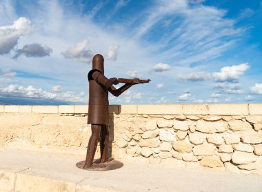 İspanya 'daki Alicante Körfezi' ne bakan demir heykel.