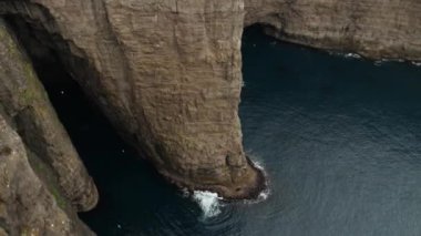 4K Vagar, Faroe Adaları 'ndaki Sorvagsvatn Gölü' nün güzel manzarası. Dikey kaya duvarı.