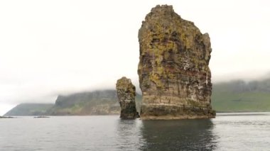 Atlantik Okyanusu 'ndaki Drangarnir Deniz Yığını' nın Faroe Adaları 'ndaki tekne manzarası. Yüksek kalite 4K görüntü. Kaya oluşumları.